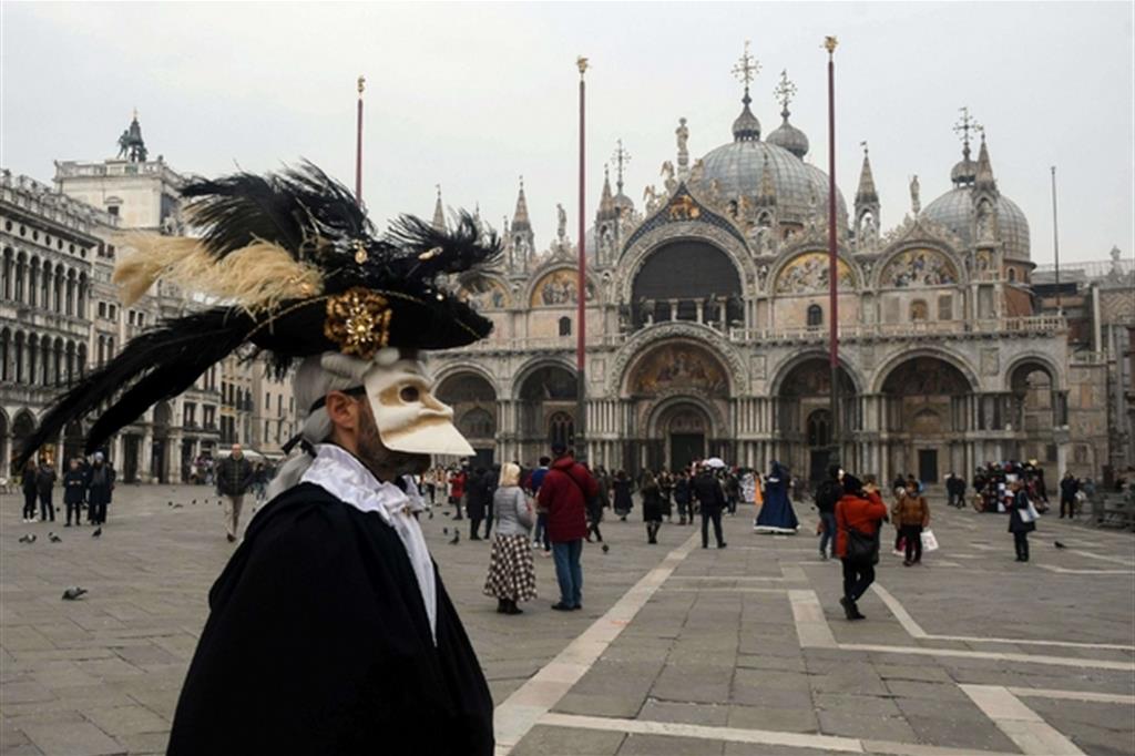 Piazza San Marco quasi vuoto, a Venezia anche il carnevale si è arreso al coronavirus. I danni economici sono altissimi