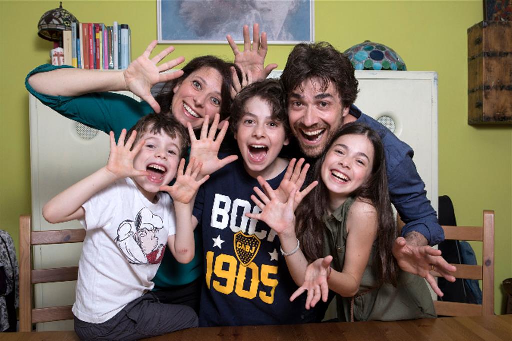 Giovanni Scifoni con la sua famiglia nella web serie "La mia jungla" su Rai Play