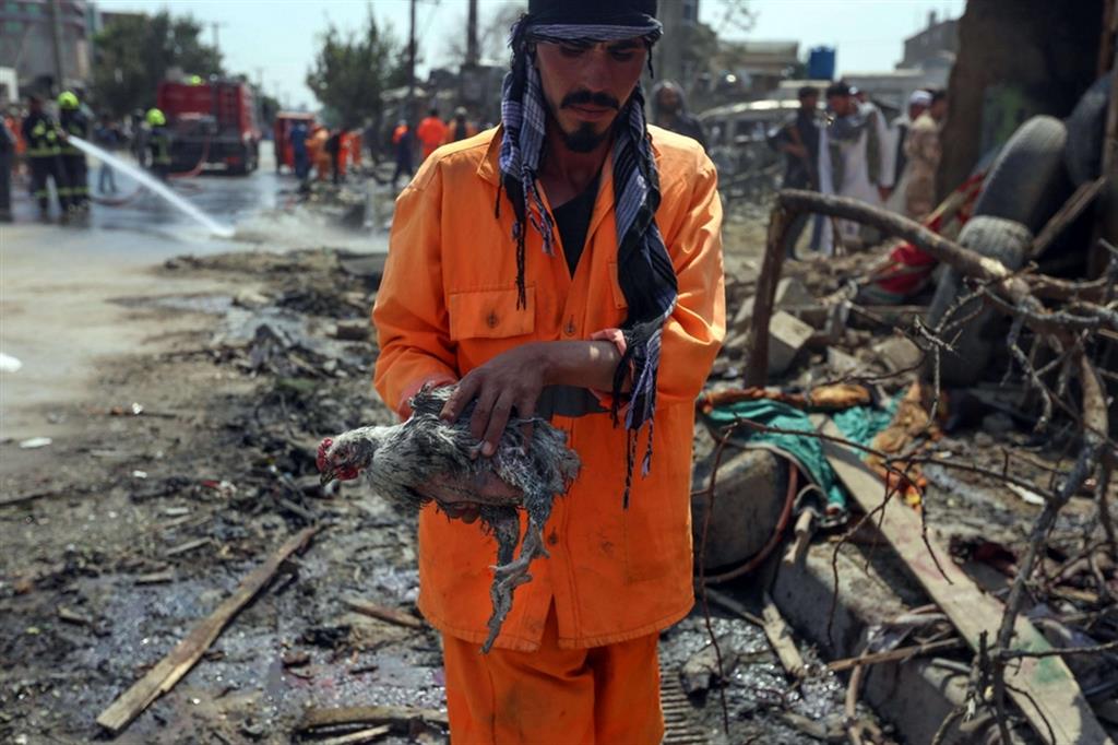 Un uomo si allontana dalle macerie causate dall'esplosione a Kabul