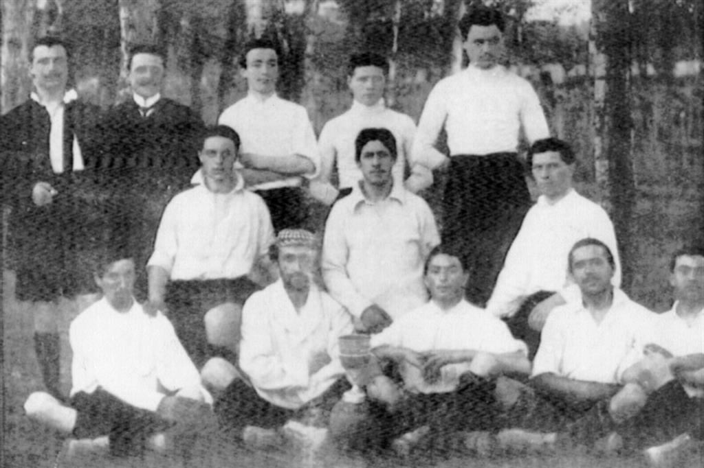 La formazione della Pro Vercelli che nel 1908 si laureò campione d’Italia, il primo dei sette scudetti conquistati nella sua storia