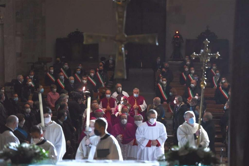 L'ingresso dell'arcivescovo di Milano, Mario Delpini, in Sant'Ambrogio per il discorso alla città. Presenti i sindaci della diocesi