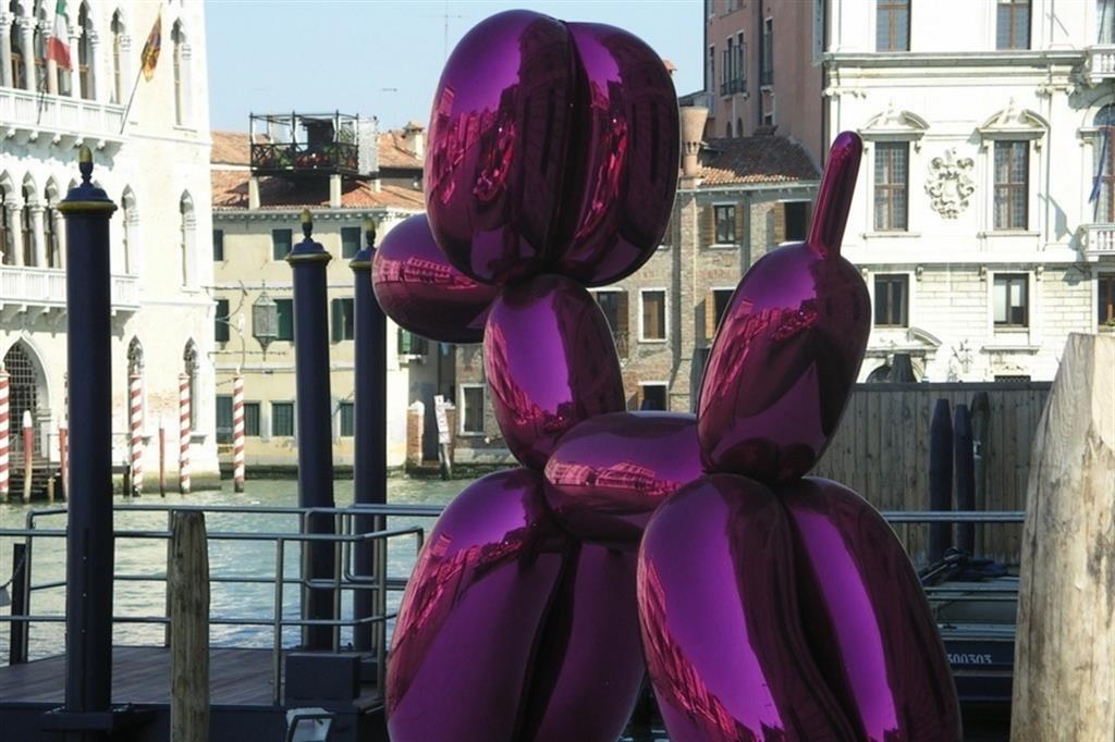 Una vista sul Canal Grande a Venezia con una scultura dell’artista americano Jeff Koons