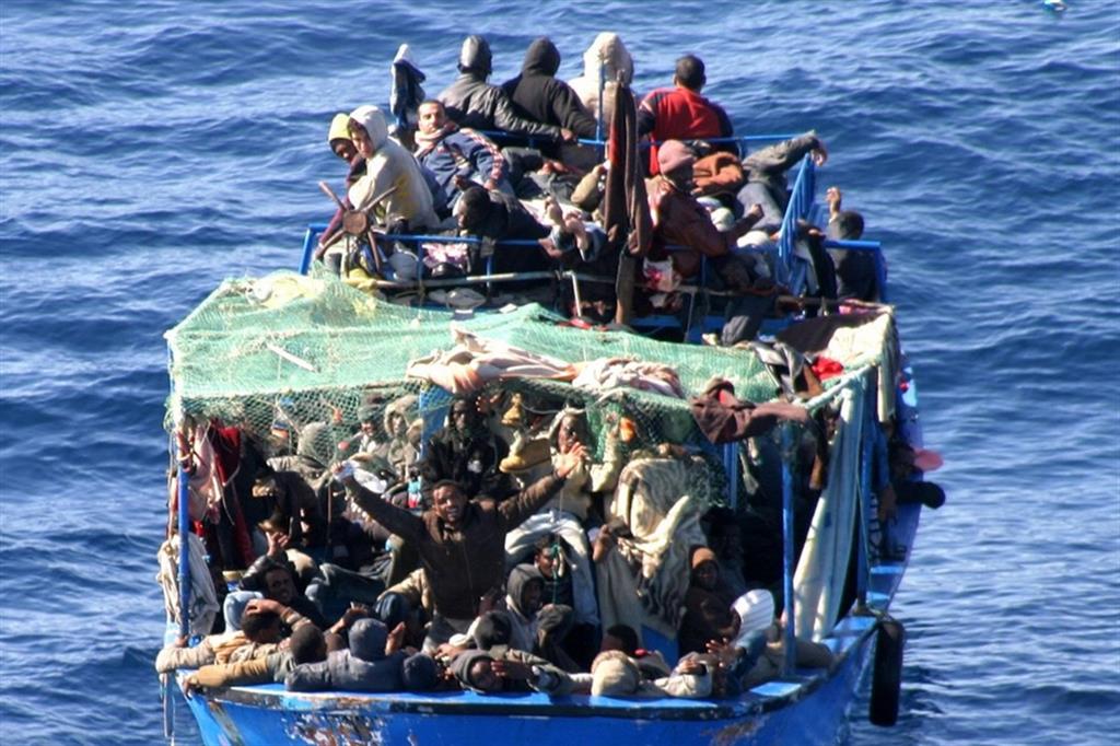 Un barcone carico di migranti nel Mediterraneo