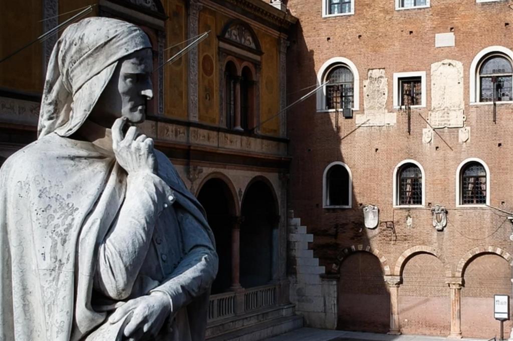 La statua di Dante in Piazza dei Signori a Verona