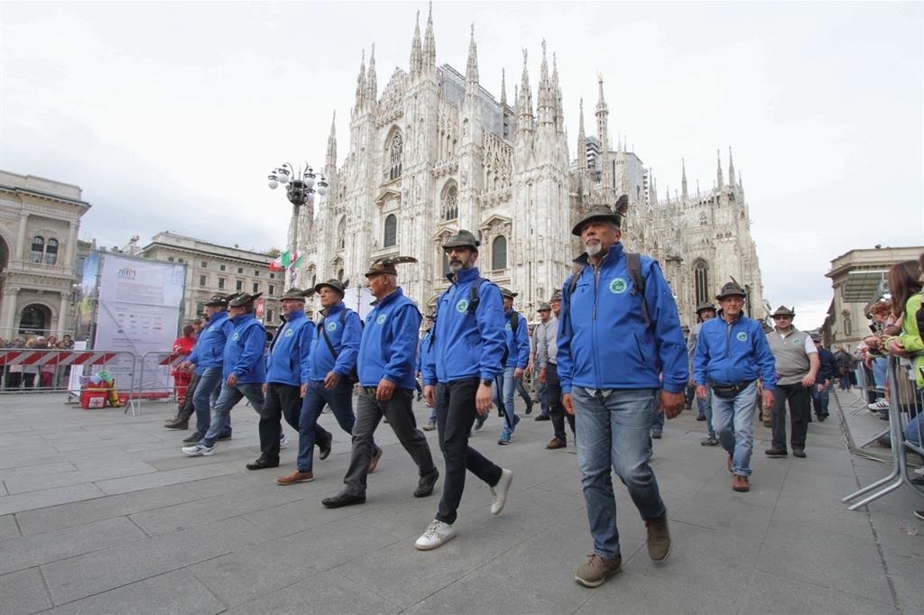 Alpini sfilano in piazza Duomo, durante l'Adunata del 2019