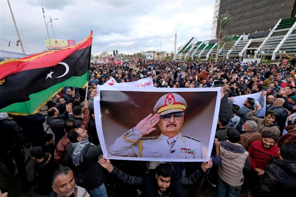 Le proteste a Benghazi, in Libia, dopo la decisione del Parlamento di Ankara di inviare soldati turchi in Libia