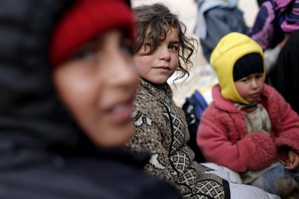 Molti i bambini costretti in prigionia: tra loro i cosiddetti «orfrani del Daesh»