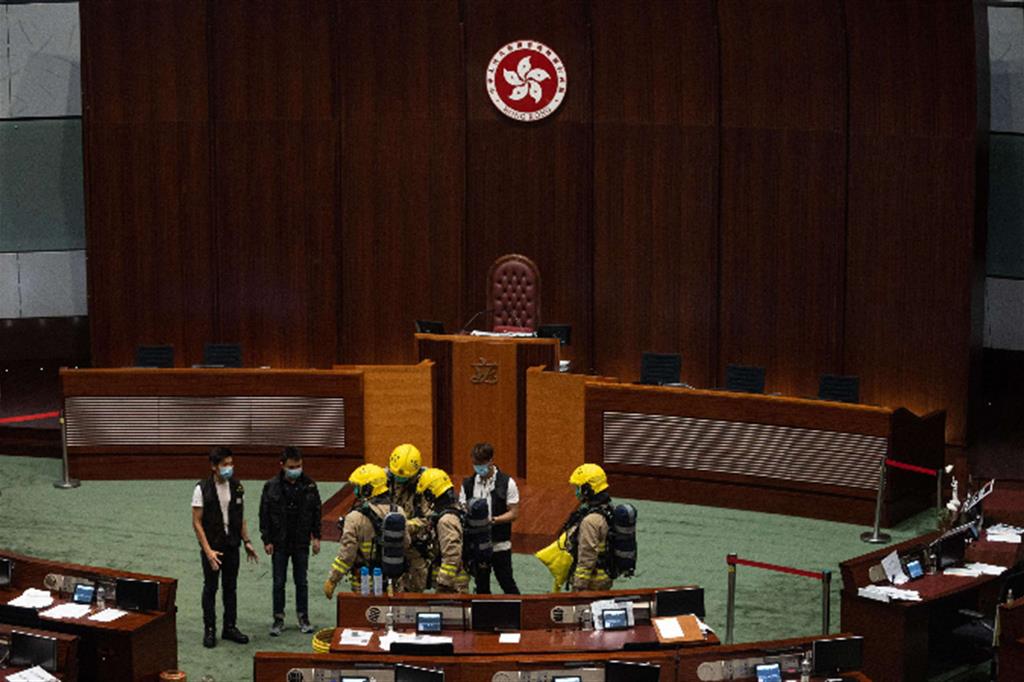 L'Assemblea legislativa di Hong Kong viene bonificata dopo la protesta di alcuni deputati