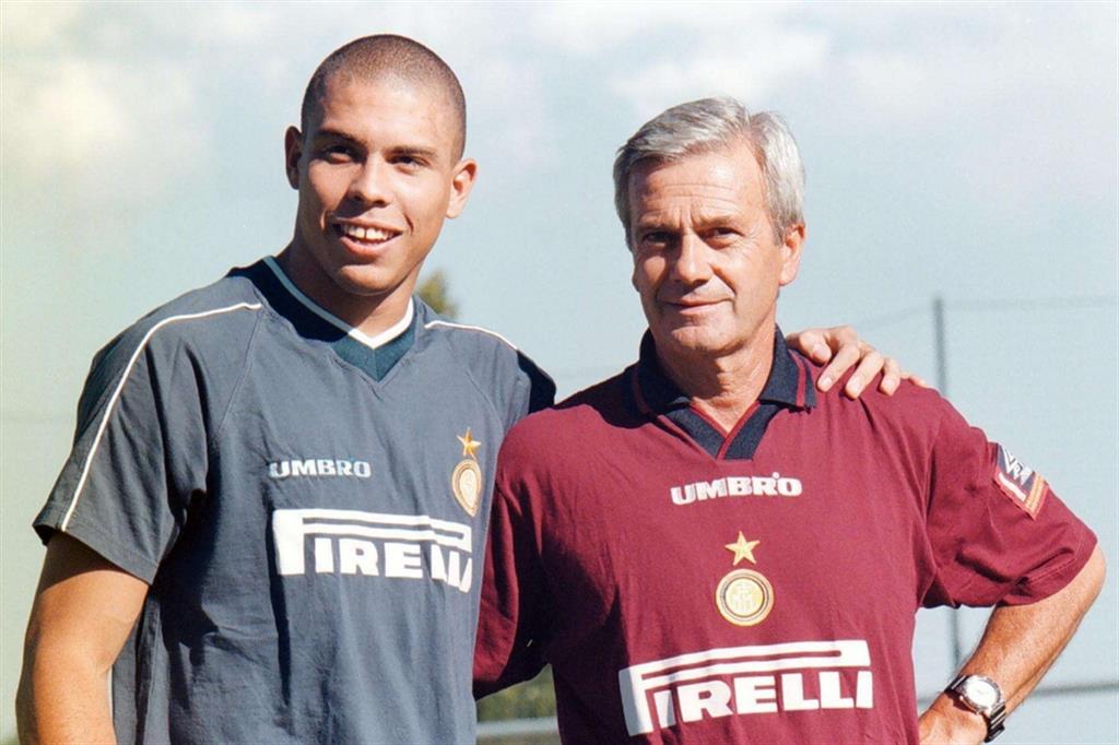 Ronaldo posa con Gigi Simoni (a destra) al termine del suo primo allenamento con l'Inter, era il 26 luglio 1997
