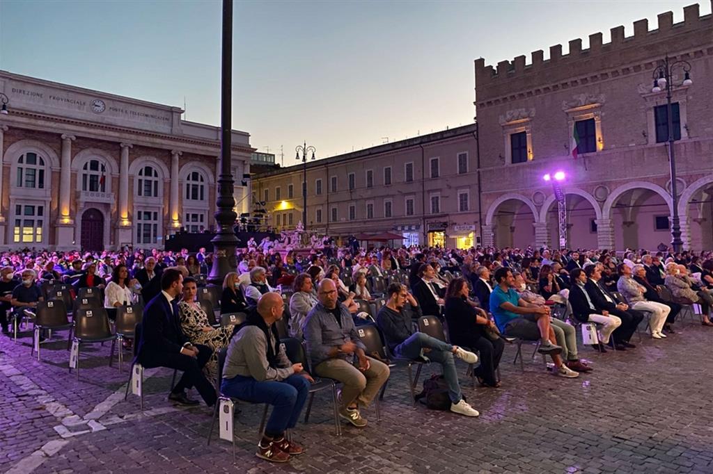 La “platea” di piazza del Popolo a Pesaro per il Rof