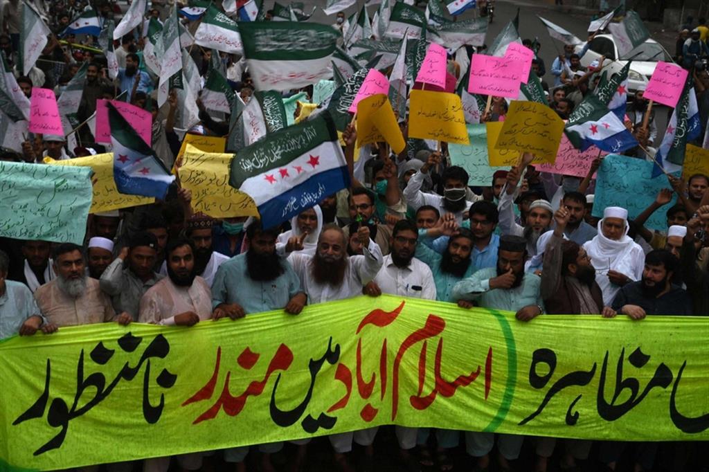 Proteste degli islamici a Lahore, la capitale della regione del Punjab