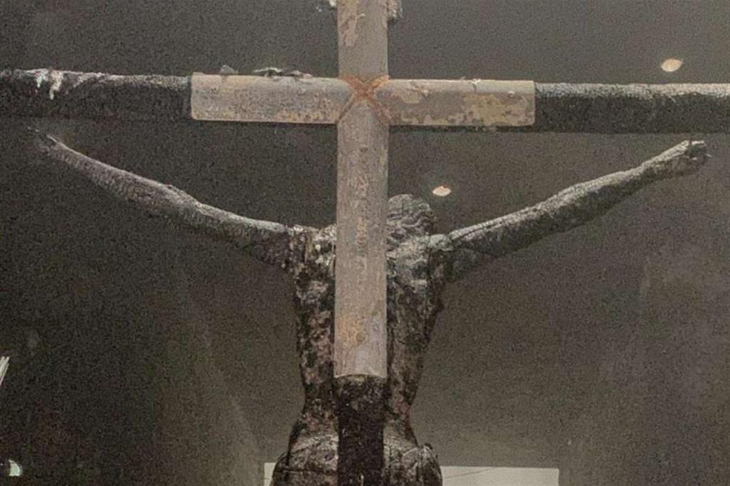 Il crocifisso intitolato al "Sangue di Cristo" calcinato dal fuoco