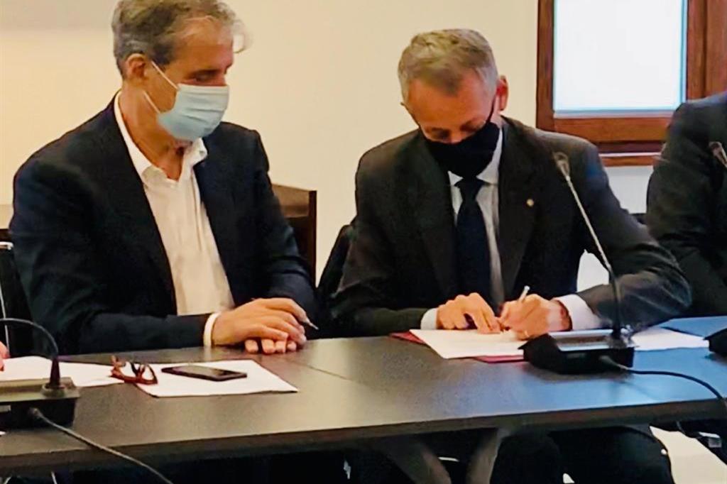 La firma dell'accordo tra il sindaco di Grottaferrata, Luciano Andreotti (a sinistra), e il preside della Facoltà di Economia dell'Università La Sapienza, Fabrizio D'Ascenzo