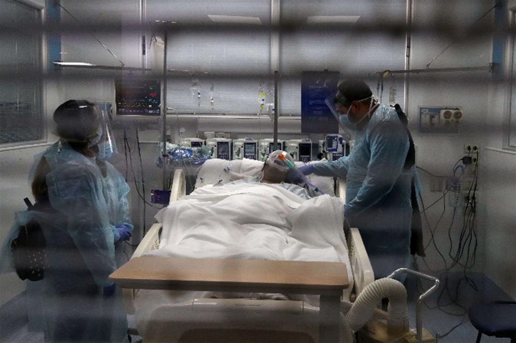 Un reparto di terapia intensiva con un paziente Covid