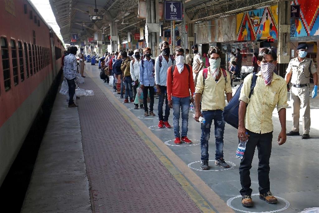 Lavoratori pronti alla partenza nello Stato del Gujarat in India