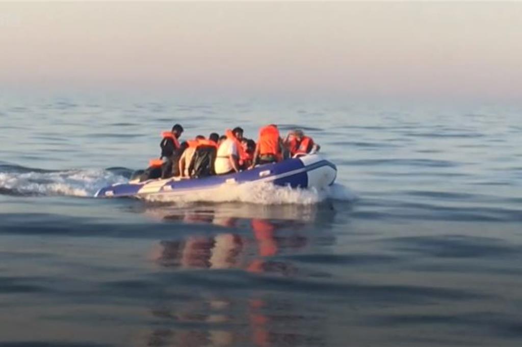 Uno dei tanti barchini di migranti in viaggio sulla Manica
