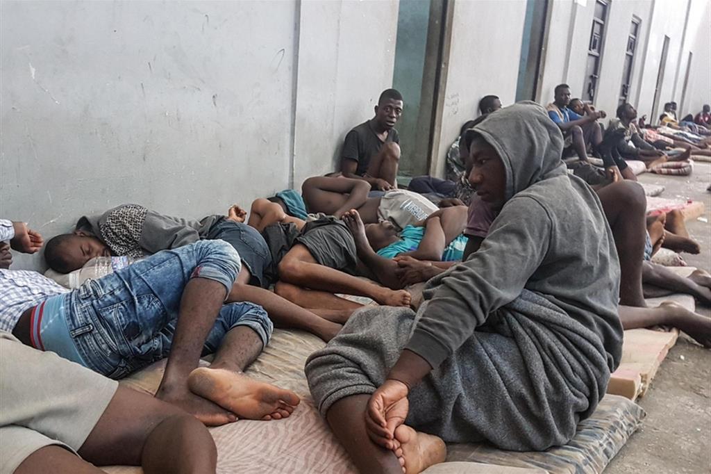 Un'immagine d'archivio del centro detenzione di migranti di Zawiya, a 30 chilometri da Tripoli