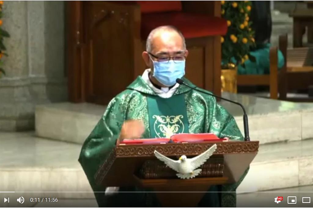 Anche il celebrante indossa la mascherina nella Messa celebrata a Hong Kong e trasmessa via web