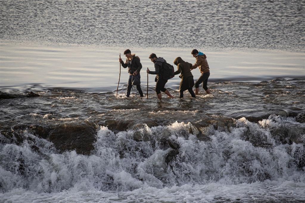 Migranti attraversano il fiume Evros sul confine tra Turchia e Grecia