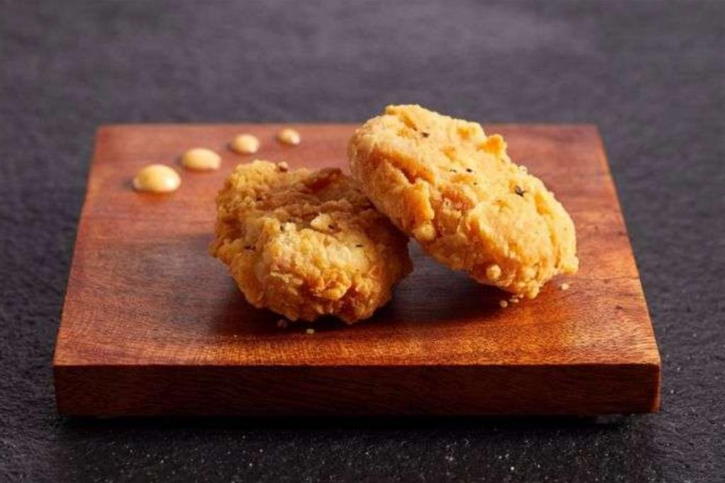 Crocchette di pollo prodotto in laboratorio della startup americana Eat Just, presto in vendita a Singapore