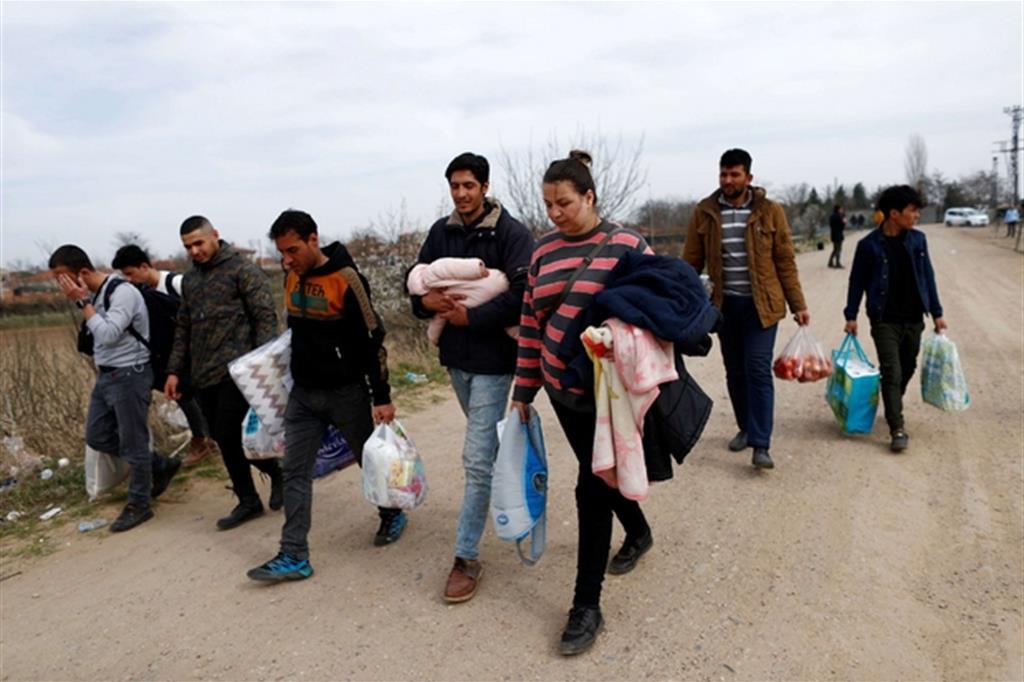 Migranti siriani attraversano il confine turco al valico di Kastanies
