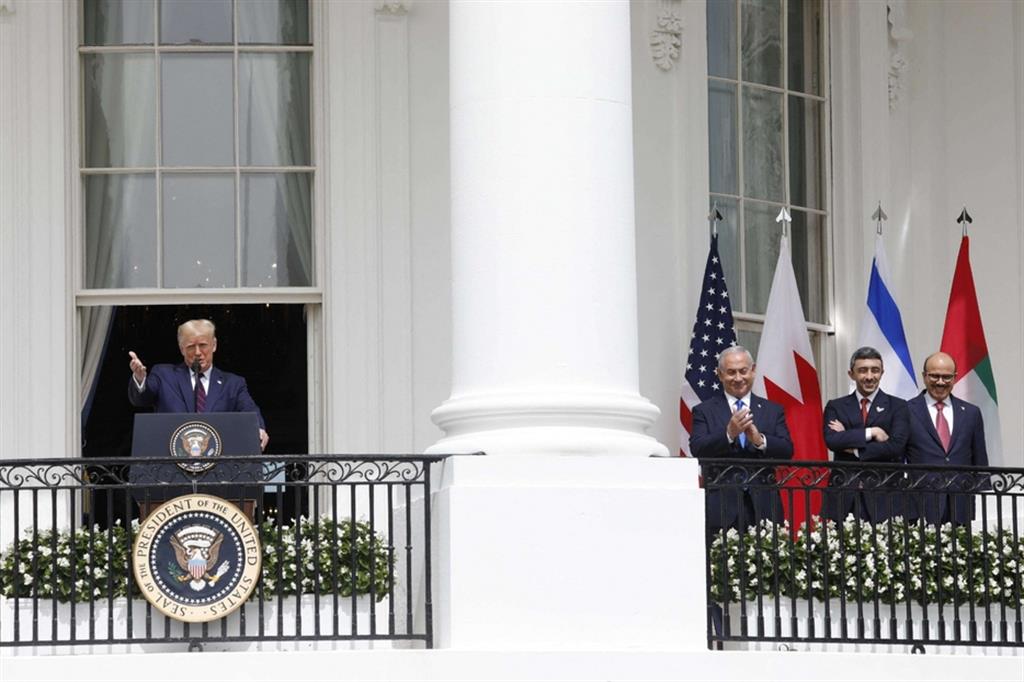 Sul balcone della Casa Bianca, Trump, Netanyahu, bin Zayed al-Nahyan e bin Ahmed bin Mohammed al-Khalifa