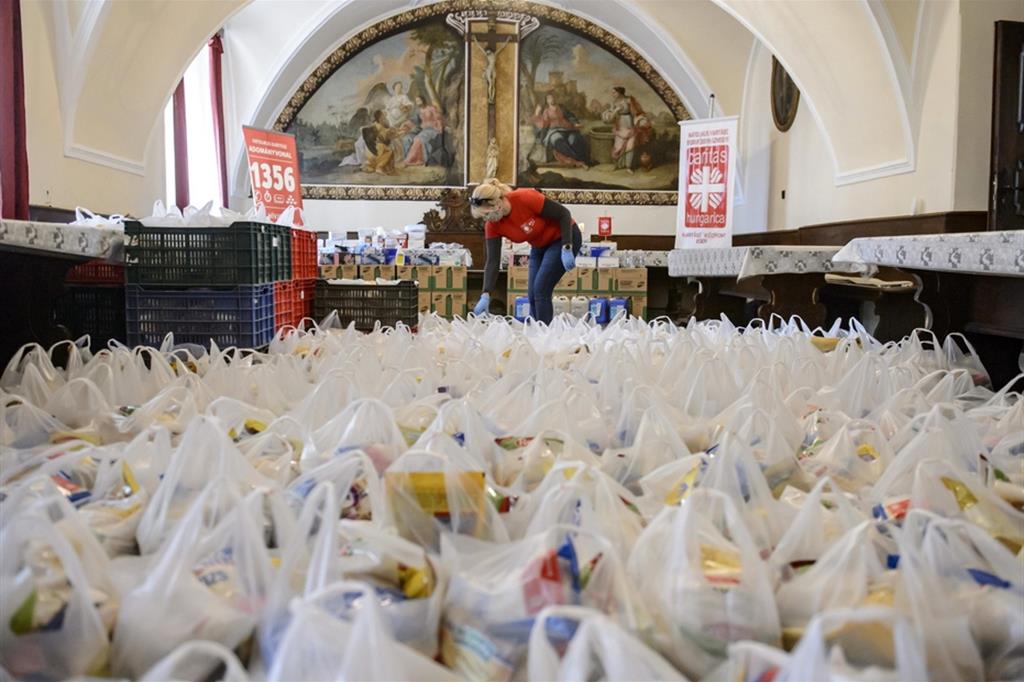Distribuzione di pacchi alimentari in un centro Caritas dell'arcidiocesi di Eger, in Ungheria