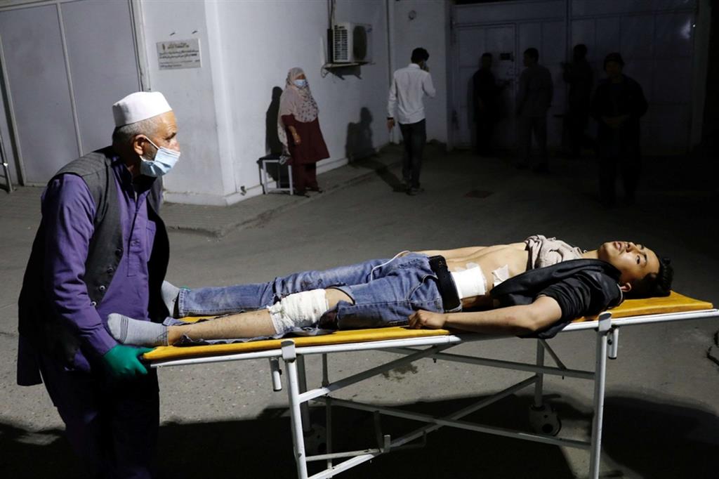 Una vittima dell'attacco suicida a Kabul viene trasportato in ospedale