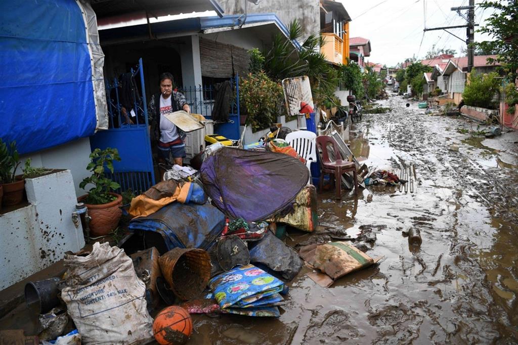 Ha fatto almeno 20 morti nelle Filippine il tifone Goni, che ha provocato inondazioni, frane e blackout. Diverse persone risultano disperse - Ansa