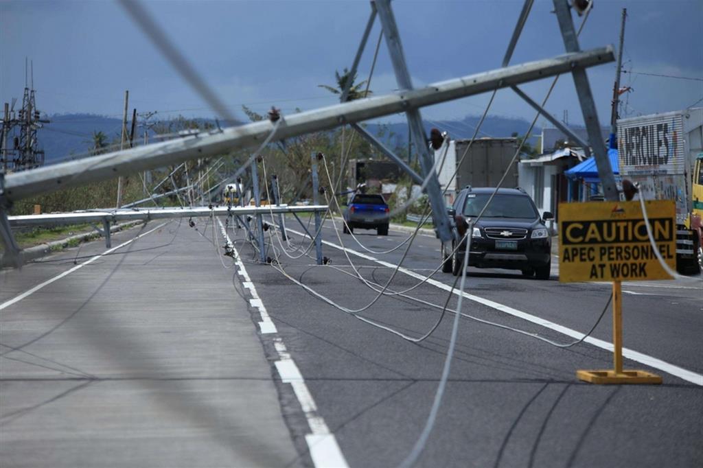 Nella provincia di Catanduanes risulta danneggiato il 90% delle infrastrutture. Centinaia le case completamente abbattute - Ansa