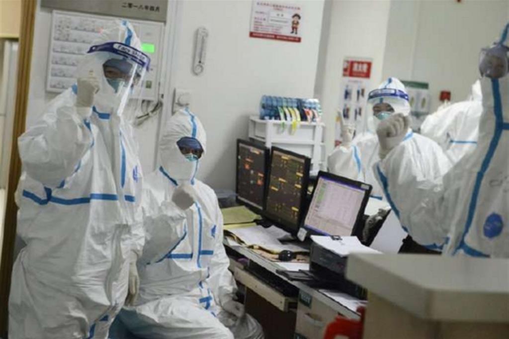 Virologi all'interno dell'Ospedale centrale di Wuhan in Cina
