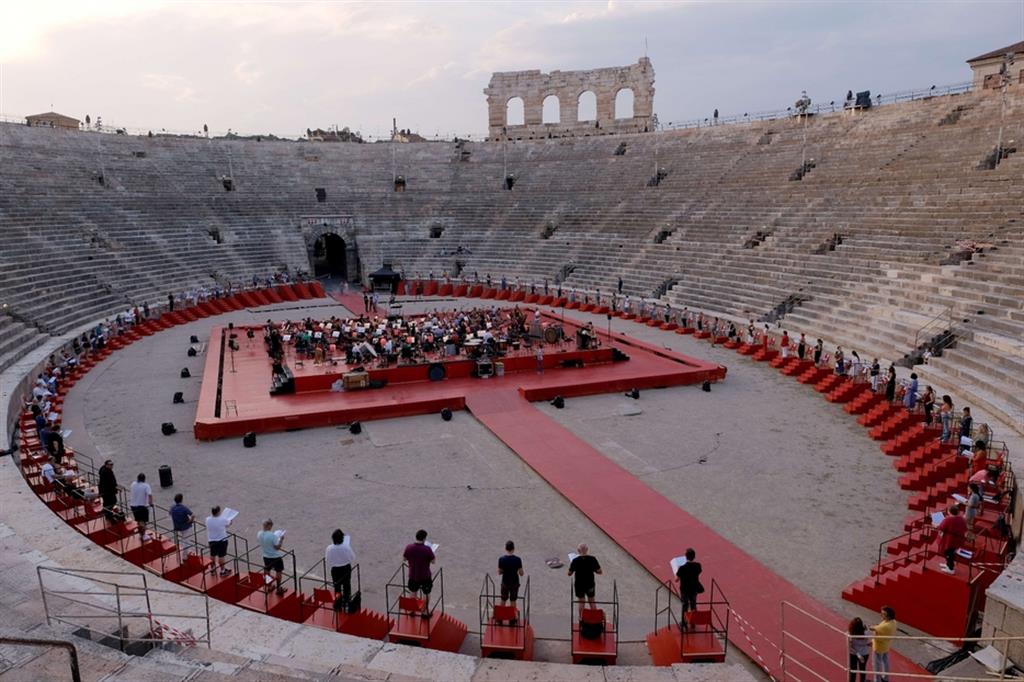 L’Arena di Verona con il palco rosso per gli artisti