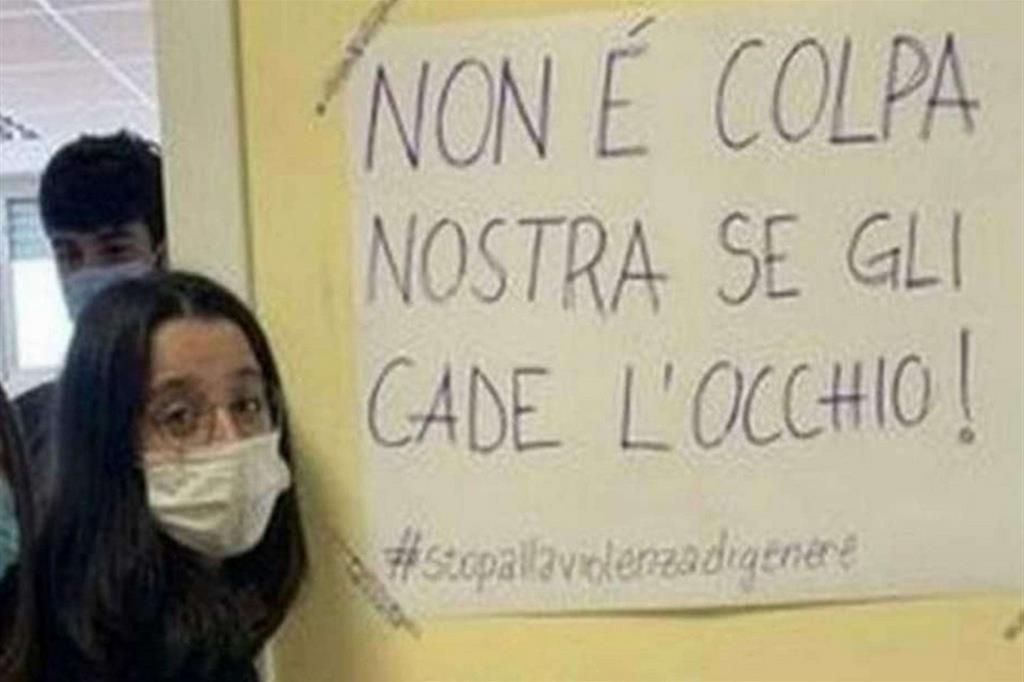 Il cartello di protesta appeso al liceo Socrate di Roma