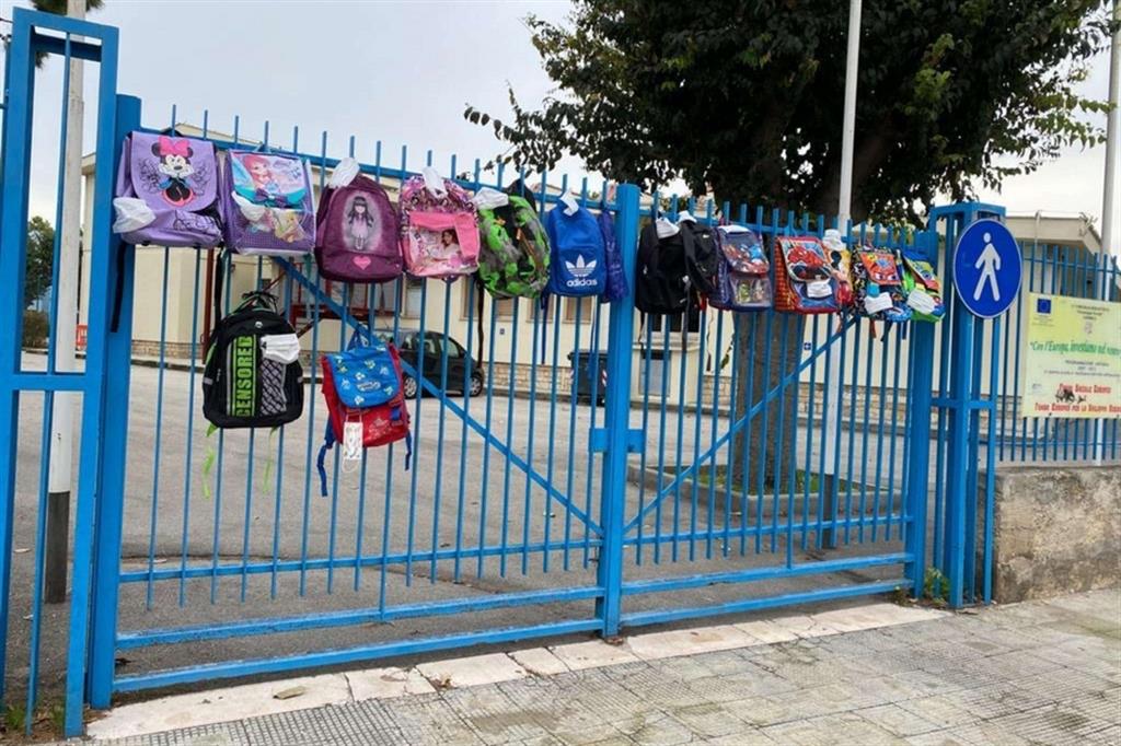 La protesta degli zaini a Bari: in Puglia sono chiuse le scuole di ogni ordine e grado