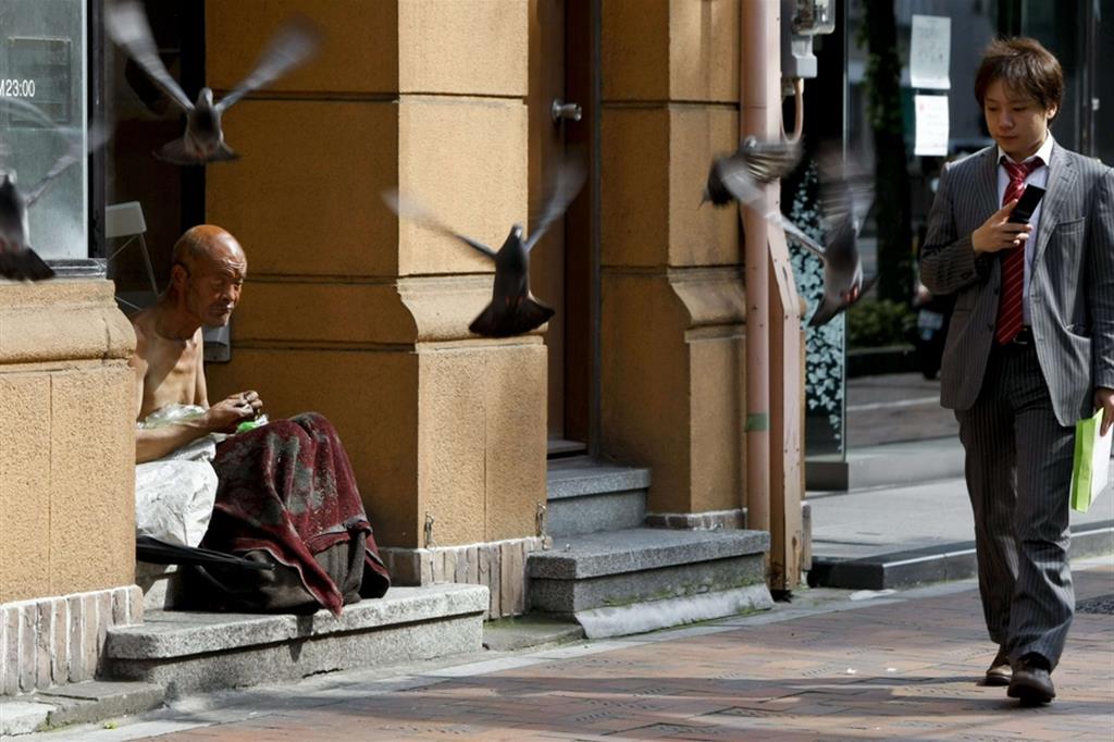 Un senzatetto alla periferia di Tokyo