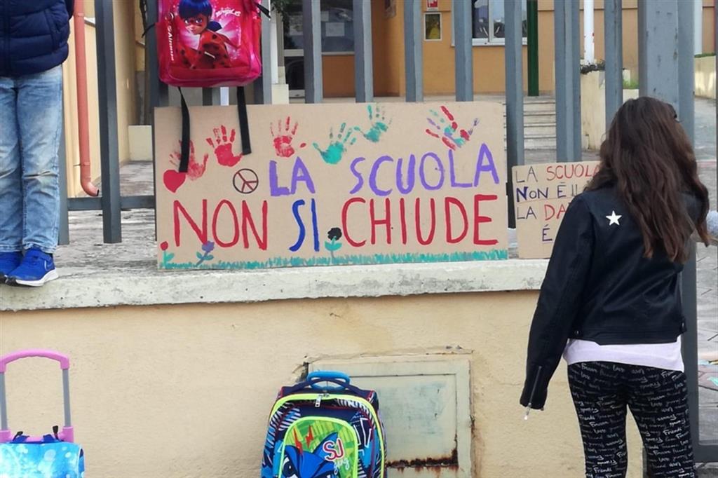 La protesta degli zaini per le scuole chiuse in Puglia