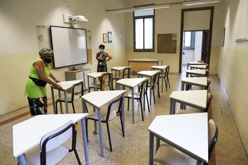 Preparativi per il rientro in classe il 14 settembre, con il distanziamento, in un liceo di Milano