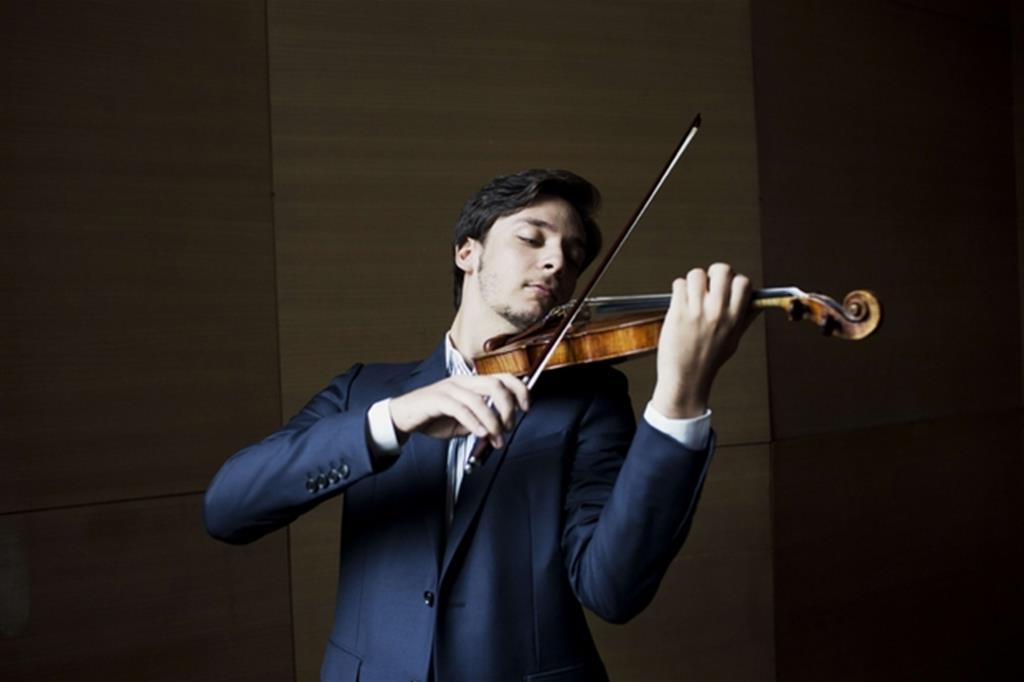 Andrea Obiso al violino. Classe 1994, ha vinto il concorso per l'Accademia nazionale di Santa Cecilia di Roma