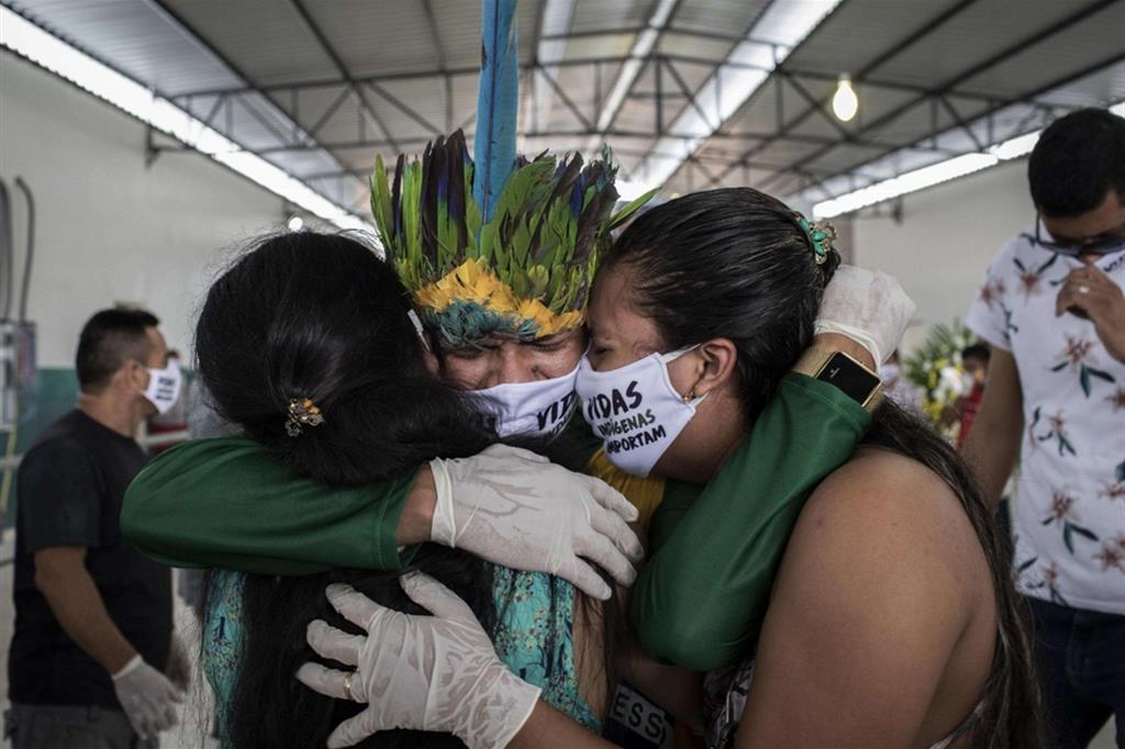 Abbraccio al funerale di un leader indigeno della comunità di Parque de las Tribos a Manaus nell’Amazzonia brasiliana