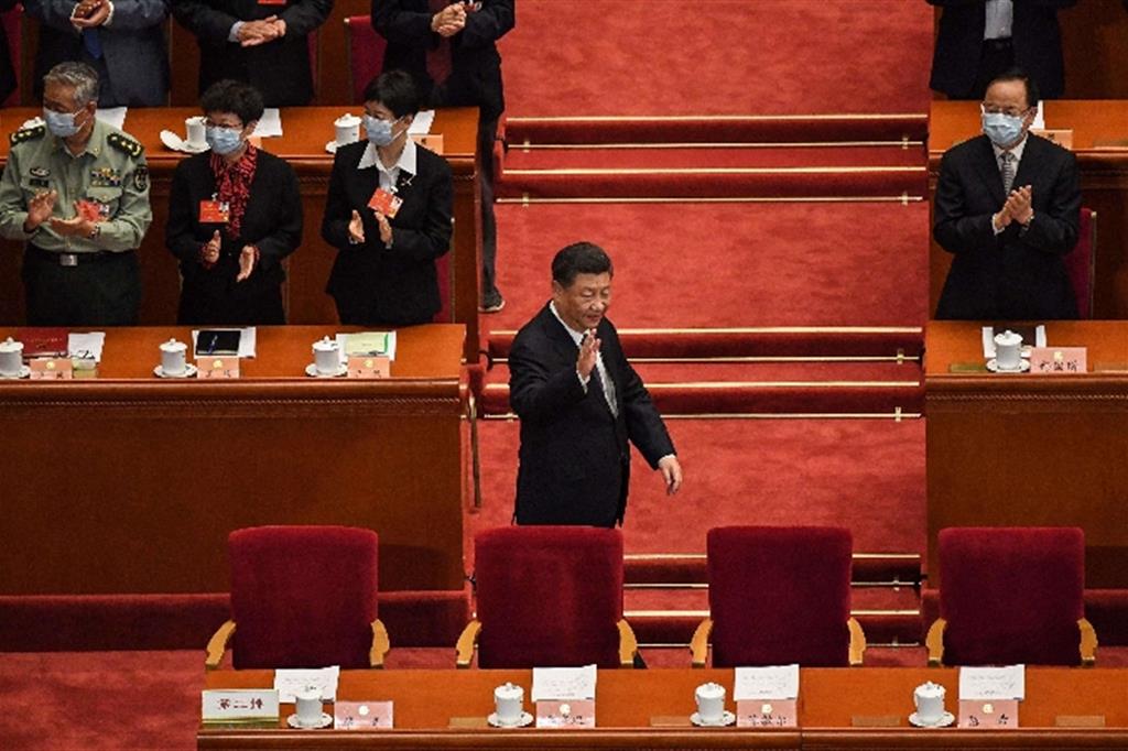 Il presidente cinese Xi Jinping fa il suo ingresso nella Grande Sala del Popolo