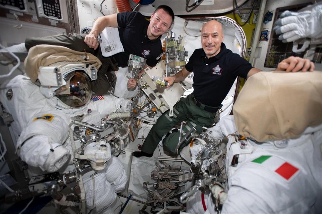 L'astronauta dell'Agenzia Spaziale Europea (Esa) Luca Parmitano e il collega Andrew Morgan della Nasa in uno scatto d'archivio