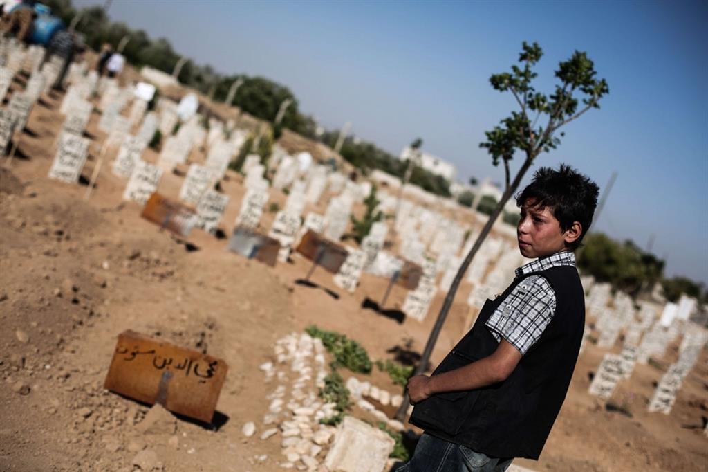 Le tombe scavate di fresco nel cimitero di Douma, nel giugno del 2014 durante l'assedio