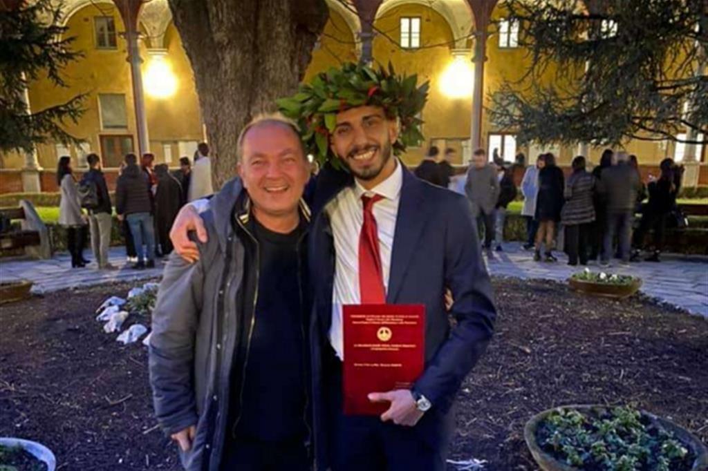 Don Claudio Burgio, il cappellano del carcere minorile Beccaria, assieme a Daniel, nel giorno della sua laurea