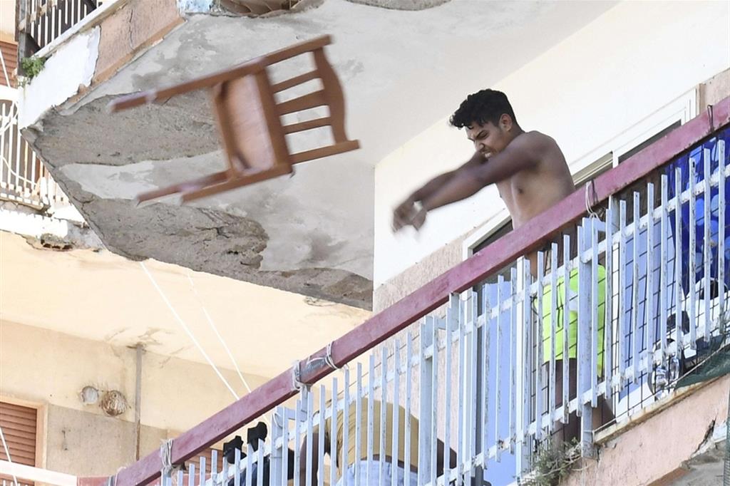 Un abitante del complesso ex Cirio getta una sedia dal balcone