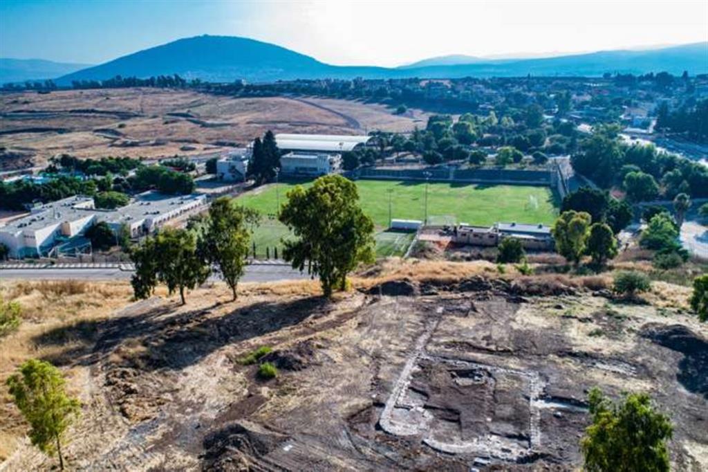 Veduta area dell'area di scavo a Kfar Kama, in Galilea, con la chiesa a tre absidi recentemente ritrovata