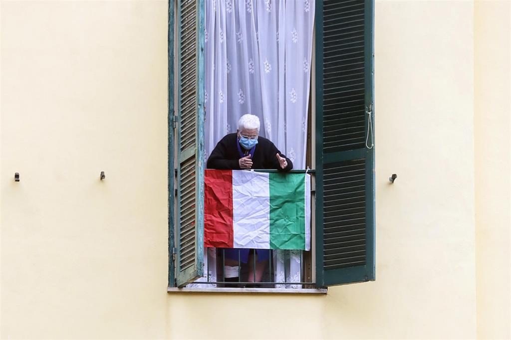 Gli italiani e il Covid: il 43% ha pregato, c'è voglia di famiglia