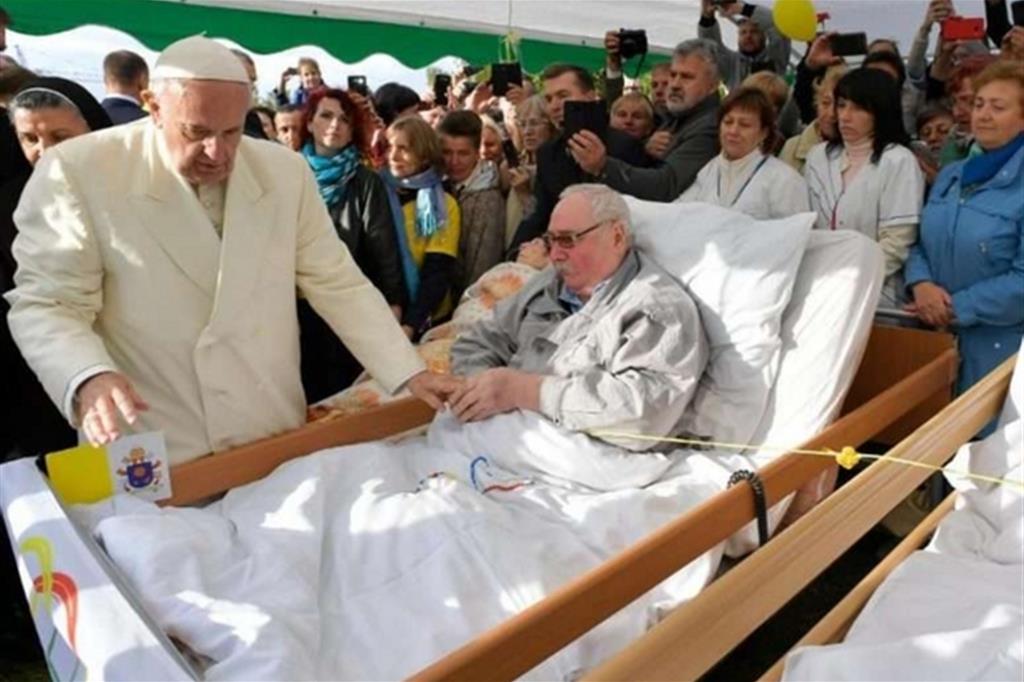 Il Papa con un malato