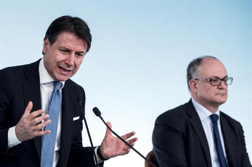 Il premier Giuseppe Conte e il ministro Roberto Gualtieri, ministro dell'Economia e delle finanze