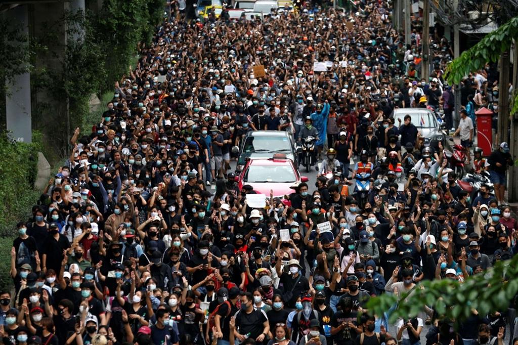 Thailandia: ricomincia la protesta, migliaia in piazza a Bangkok