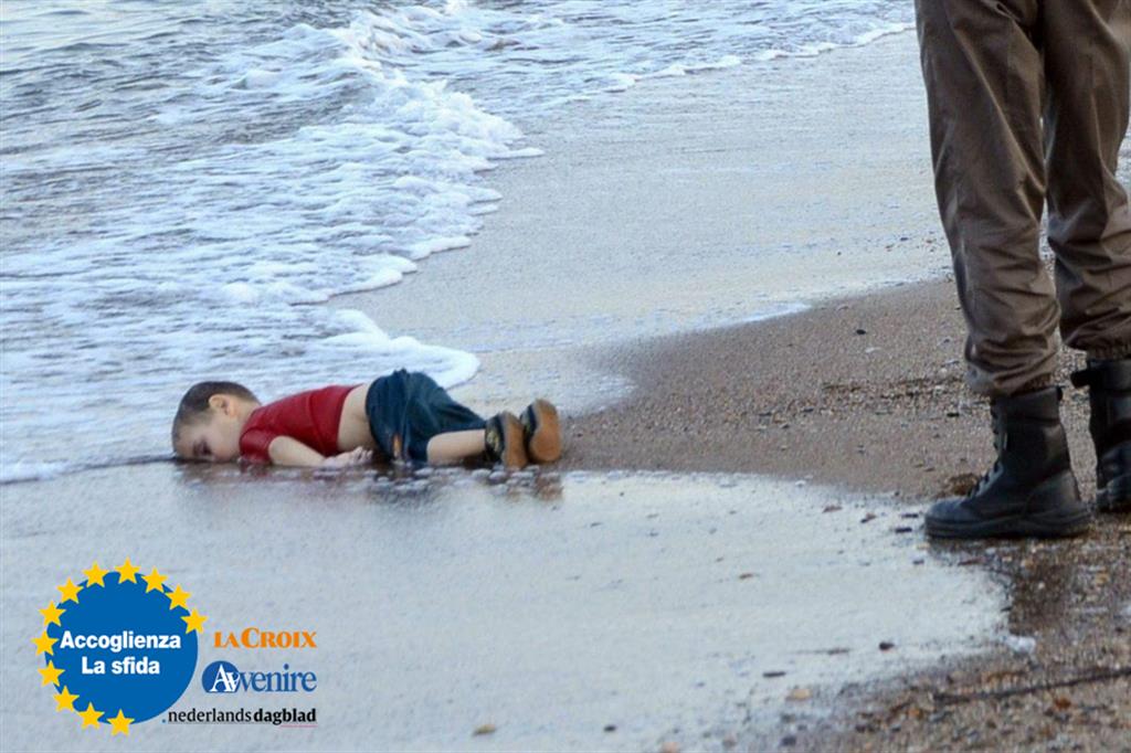 Il piccolo profugo Alan Kurdi senza vita su una spiaggia turca, dopo il naufragio di un'imbarcazione carica di siriani in fuga dalla guerra e dalle persecuzioni. Era il settembre del 2015